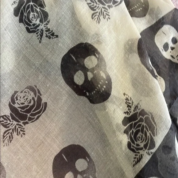 Skull Patterned Scarf - Picture 4 of 5